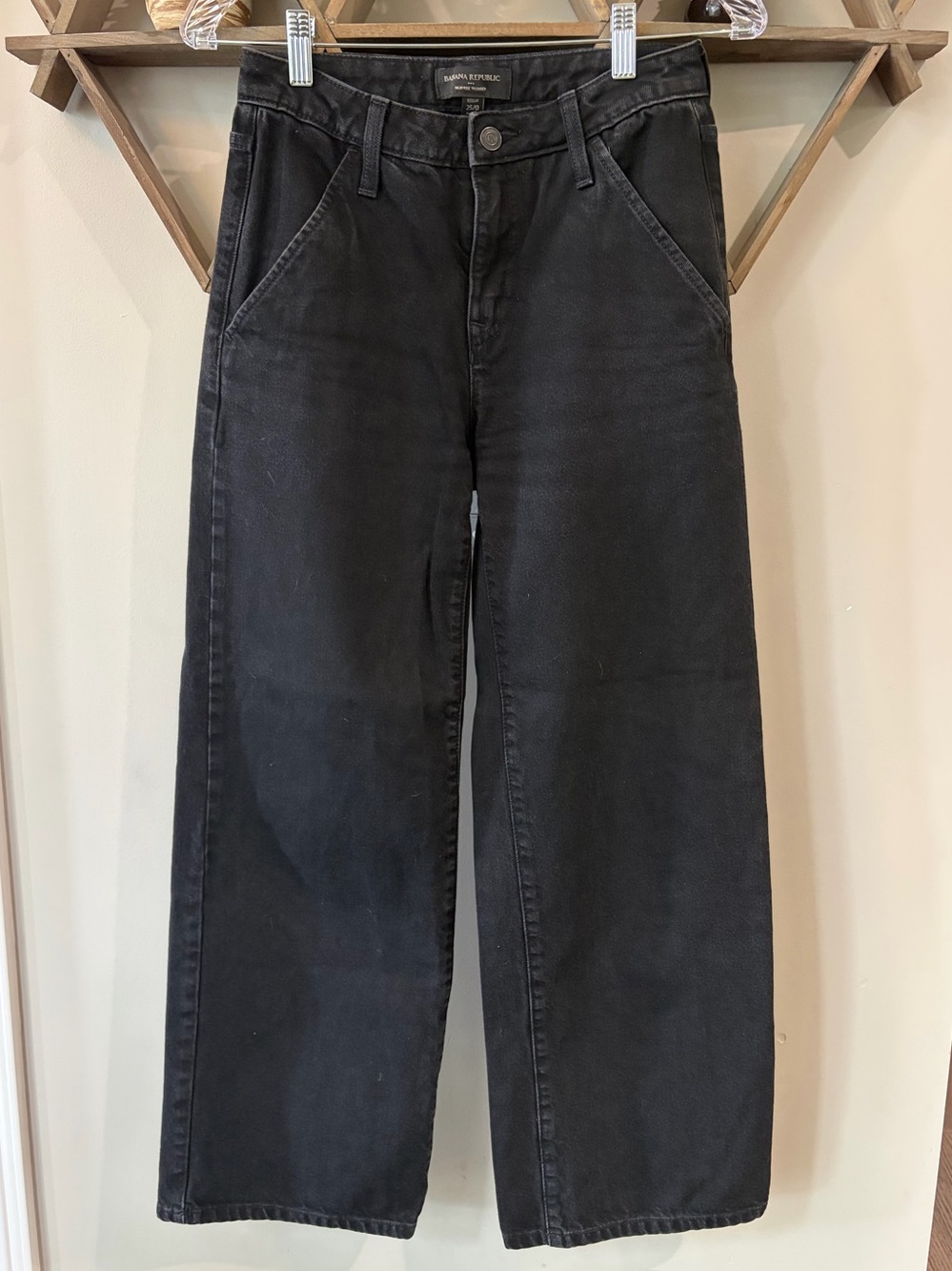 Banana Republic High Rise Trouser Jean. Washed Black. Size 25/0.